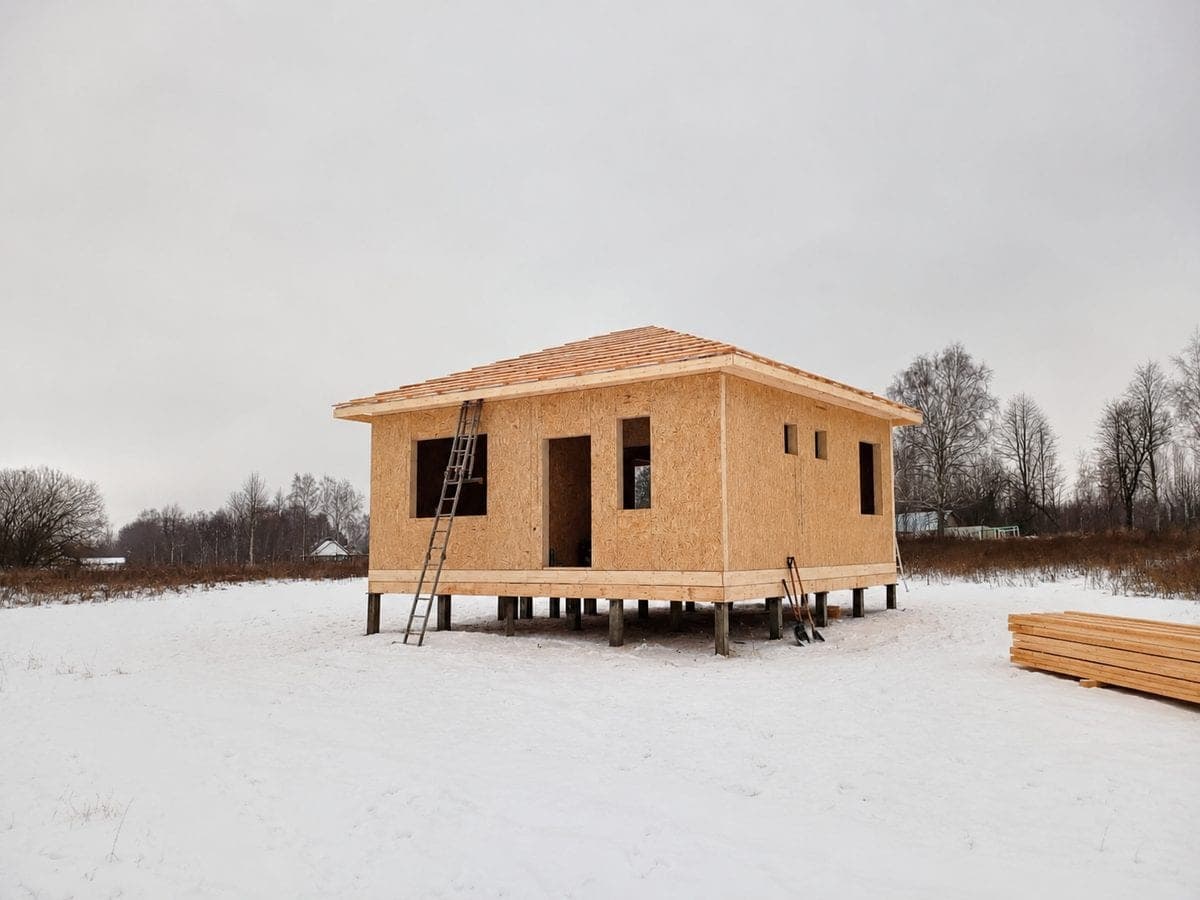Строительство дома 56 м² в Александрове — общий вид коробки на участке